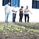 Vereadores visitam horta da Escola Municipal Virgem dos Pobres